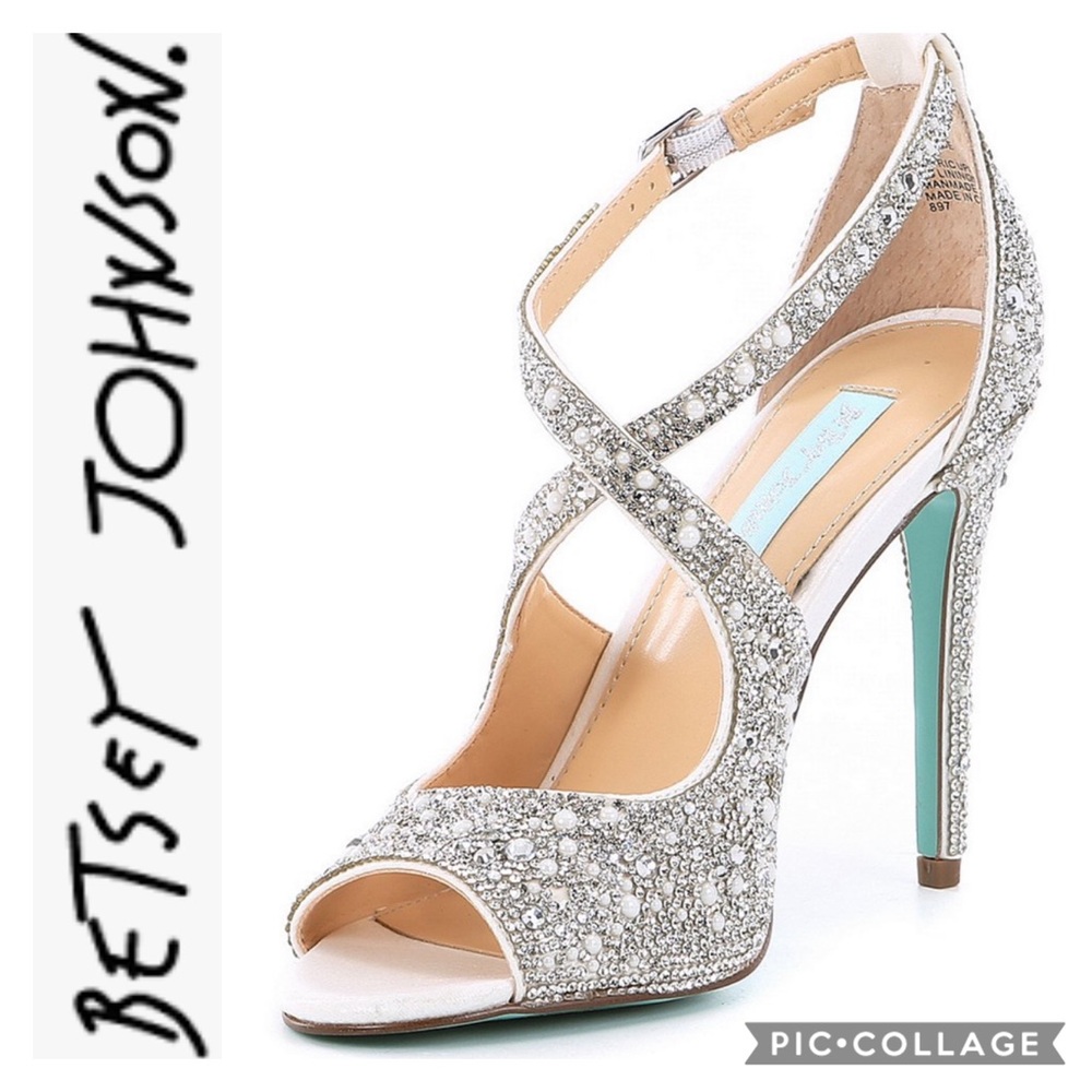 💕HOST PICK 💕🆕Betsey Johnson Rhinestone Sandals